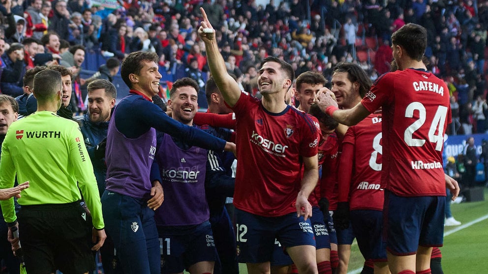 Los jugadores de Osasuna celebran el gol de Jesús Areso (3-2) durante el partido de La Liga EA Sports entre CA Osasuna y Getafe CF disputado en el estadio de El Sadar en Pamplona. IÑIGO ALZUGARAY