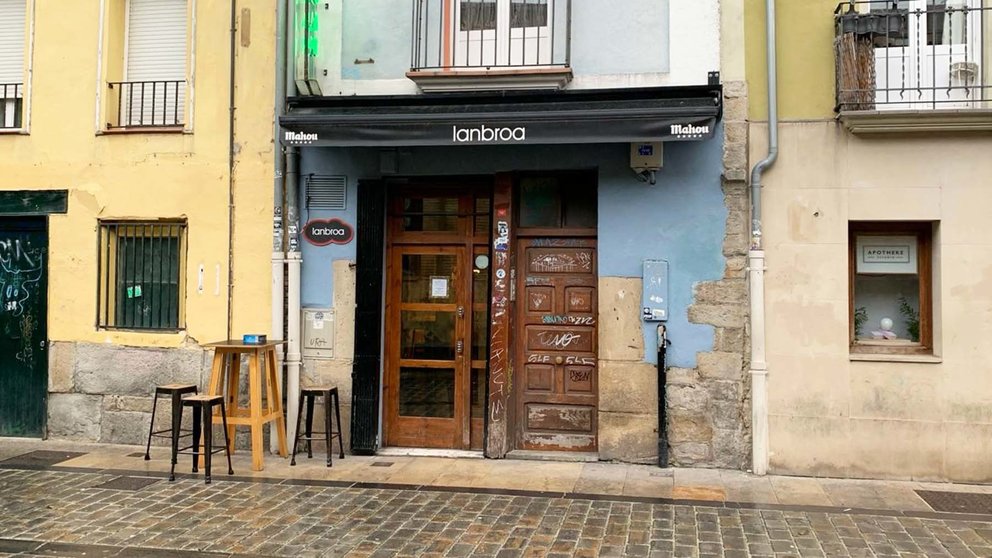 Fachada del bar Lanbroa en la calle Descalzos de Pamplona. Navarra.com