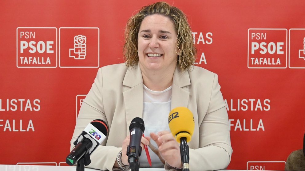 La portavoz del PSN en el Ayuntamiento de Tafalla, Esther Iso, en rueda de prensa. PSN-PSOE