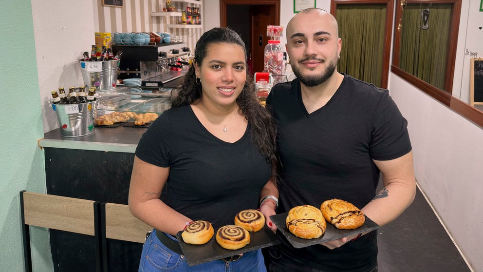 Manuela Alejandra Soto y Andrei Cristian Carutu han abierto la cafetería Moon Coffee, en la calle Tejería de Pamplona. IRANZU LARRASOAÑA