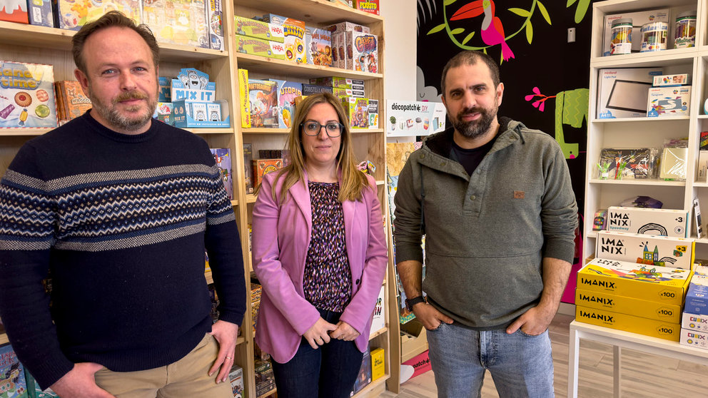 Miguel Sádaba, Nuria Ganuza y Mikel Gómez han abierto Kokea, una librería y espacio de talleres infantiles ubicada en el Soto Lezkairu en Pamplona. IRANZU LARRASOAÑA
