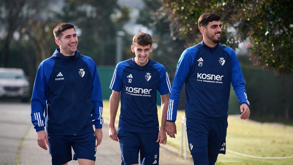 Jesús Areso, Aimar Oroz y Alejandro Catena en un entrenamiento de Osasuna, que continúa preparando en Tajonar el partido del domingo contra el Sevilla. PABLO LASAOSA