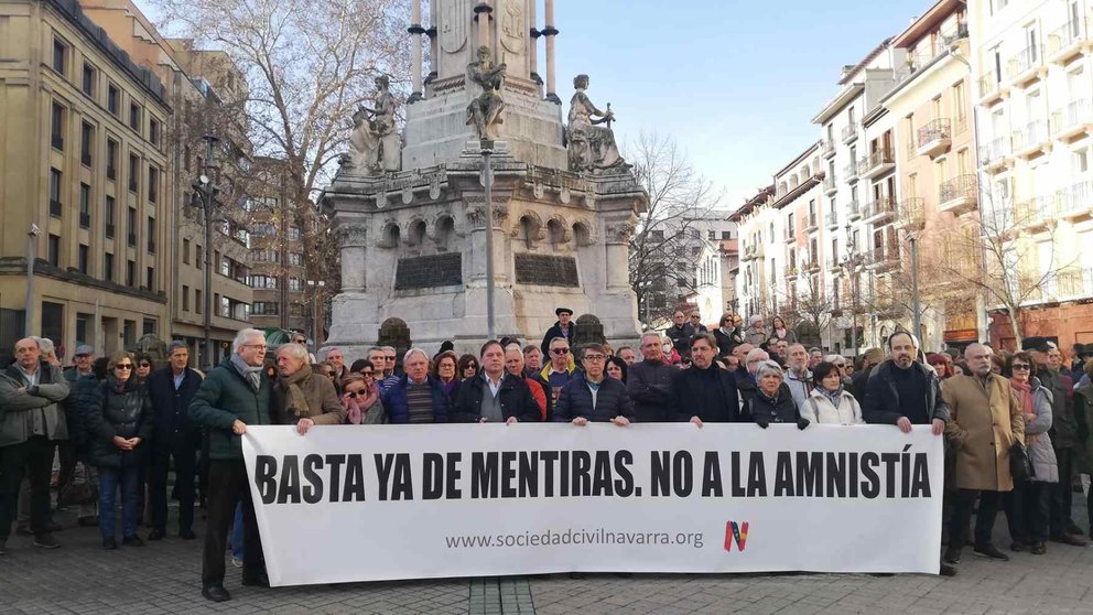 Concentración silenciosa convocada por Sociedad Civil para protestar por la amnistia y las mentiras de Sánchez y Chivite. EUROPA PRESS