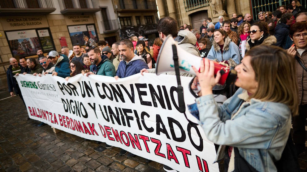 Concentración de trabajadores de Siemens Gamesa de Arazuri para pedir un convenio que les unifique con el resto de centros de Navarra. PABLO LASAOSA