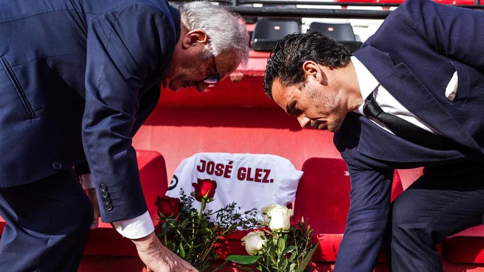 El presidente de Osasuna, Luis Sabalza, junto con el presidente del Sevilla, José María de Nido, han homenajeado antes del partido a los tres socios sevillistas fallecidos en un accidente de tráfico esta semana.