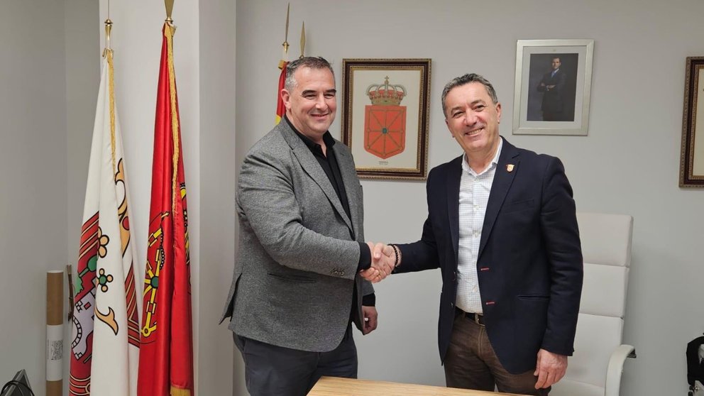 Rafael Loscos, presidente de la Asociación Empresa Ribera  y José Luis Sanz, alcalde de Arguedas, firman el acuerdo. CEDIDA