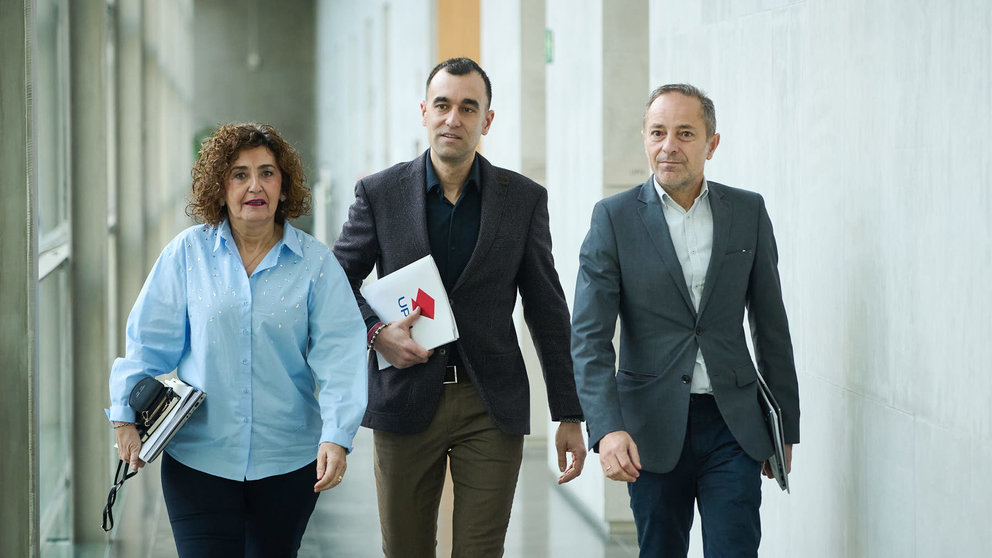 Yolanda Ibáñez, Ángel Ansa y Juan Luis Sánchez de Muniáin, de UPN, en su llegada a la Mesa y Junta de Portavoces. PABLO LASAOSA