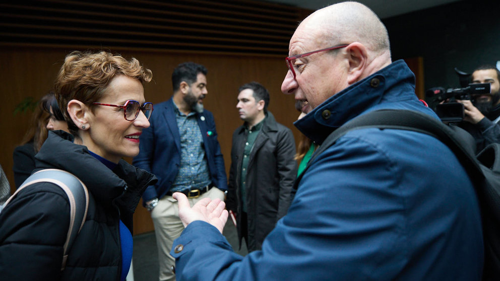 María Chivite y Carlos Gimeno en el Pleno del Parlamento de Navarra. IÑIGO ALZUGARAY