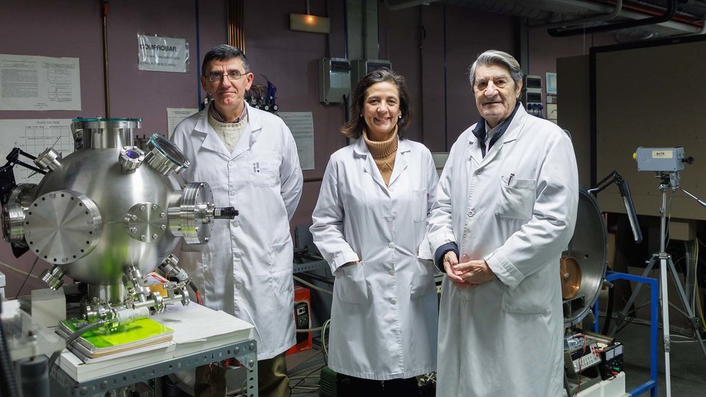 De izq. a dcha.: Los investigadores José Vergara, Cristina Favieres y Vicente Madurga posan en uno de los laboratorios de física de la UPNA. UPNA