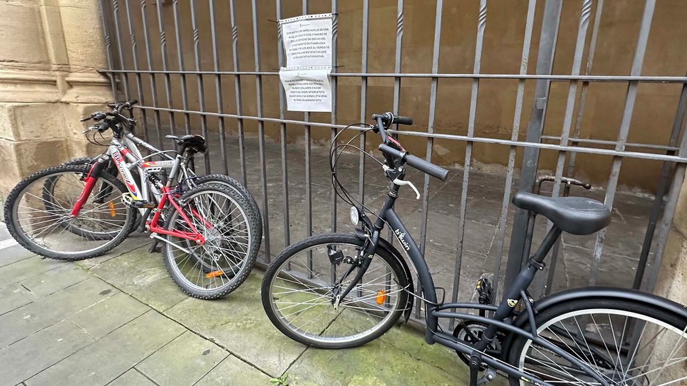 Carteles colocados por la Policía Municipal de Pamplona para avisar de la retirada de bicicletas por San Nicolás.