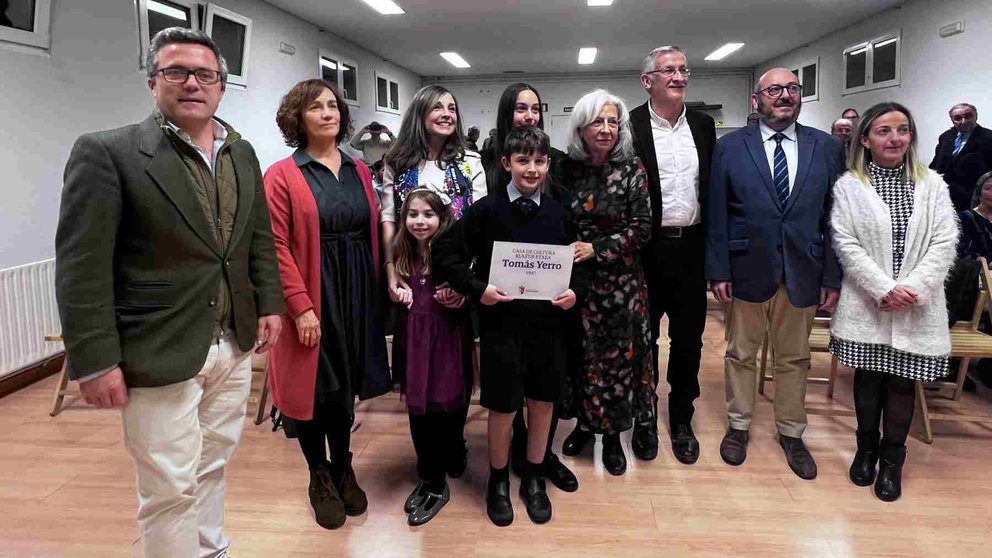 Autoridades y familiares de Tomás Yerro en el homenaje que se le tributó en la casa de cultura de Cizur Menor, que desde ahora llevará su nombre. CEDIDA