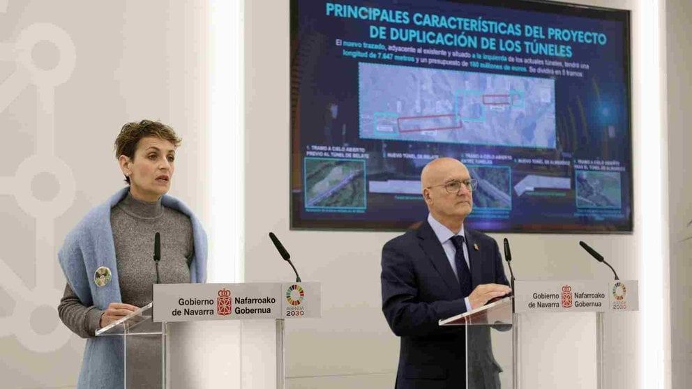 La presidenta del Gobierno de Navarra, María Chivite junto al consejero Bernardo Ciriza durante la presentación de la licitación de los túneles de Belate. GOBIERNO DE NAVARRA
