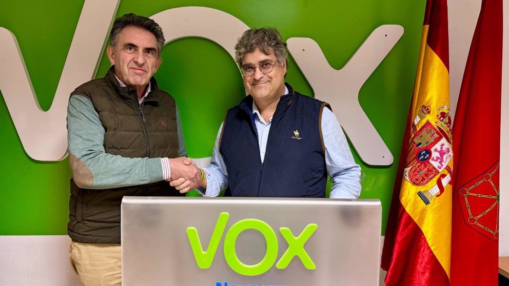 Felipe Aizpún (i), secretario de Relaciones Institucionales de Vox Navarra, y José María García Elorz, presidente del partido en Navarra. VOX