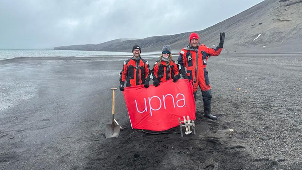 De izq. A dcha.: Miguel Araiz, Leyre Catalán y David Astrain, en Isla Decepción, uno de los volcanes activos de la Antártida. UPNA