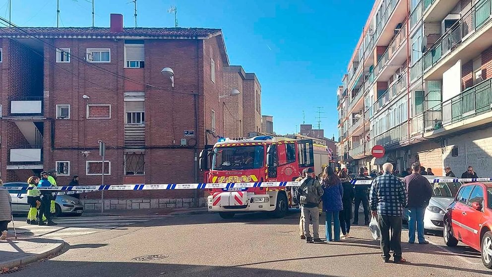 Los Bomberos de Valladolid trabajan en un incendio registrado este sábado en la calle Cisne - EUROPA PRESS