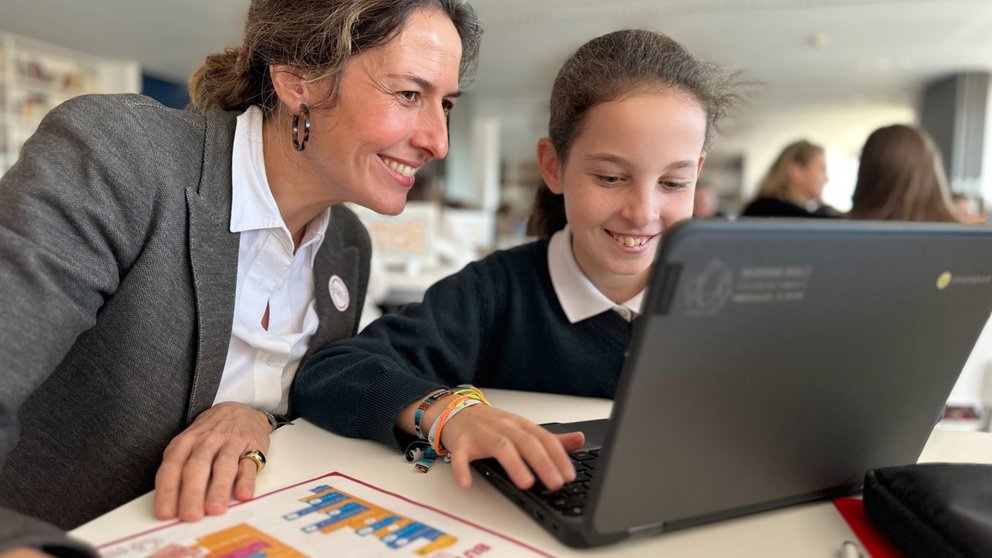 Imagen de una niña enseñando a su madre a programar. CEDIDA