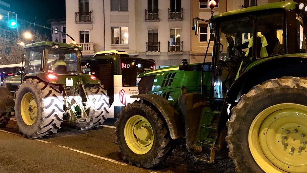 Los agricultores bloquean el centro de Pamplona con decenas de tractores. IÑIGO ALZUGARAY