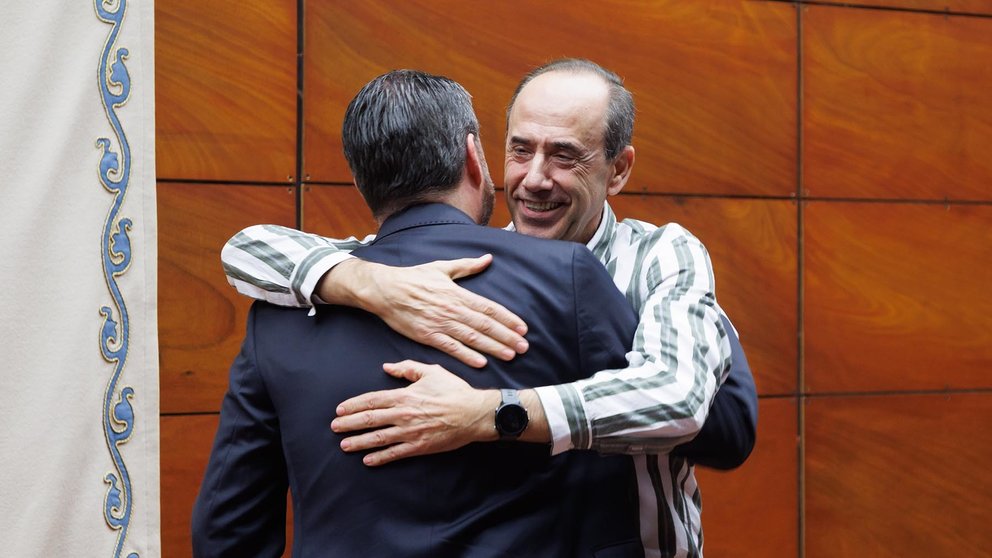 El profesor Gustavo Ochoa recibe la felicitación del rector, Ramón Gonzalo, antiguo alumno suyo. UPNA