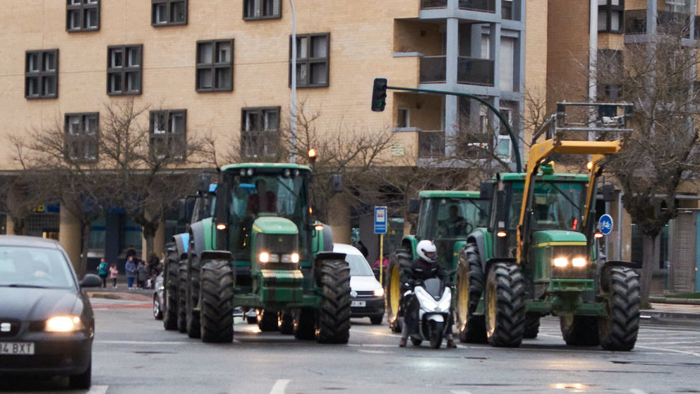 Decenas de tractores, de los cientos que participan este jueves en las protestas del sector agrario por todas las carreteras de Navarra, acceden al centro de Pamplona colapsando el tráfico de la ciudad. IÑIGO ALZUGARAY
