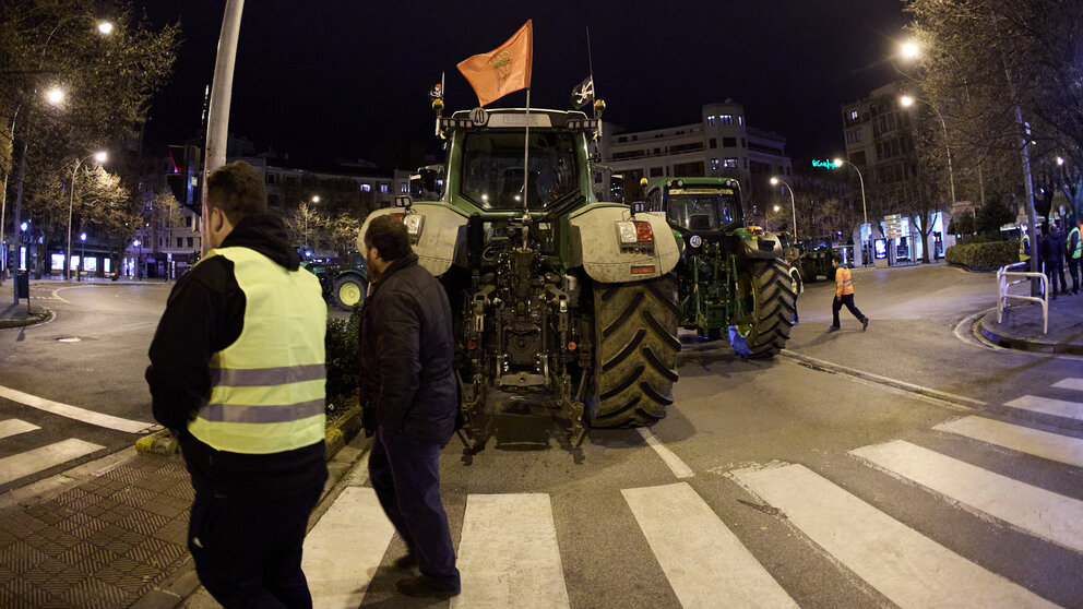 Varias decenas de tractores "duermen" en las principales calles del centro de Pamplona para continuar con las protestas del sector agrario y colapsar el tráfico de la ciudad desde primera hora de la mañana. IÑIGO ALZUGARAY