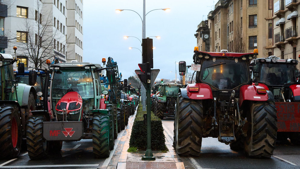 Pamplona amanece en la cuarta jornada de protestas del sector agrario con el centro de la ciudad cerrado al tráfico particular y con decenas de tractores ocupando las principales calles y plazas. IÑIGO ALZUGARAY