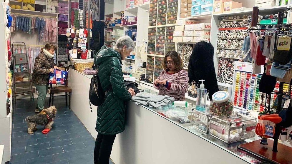 Ester Guarniz atendiendo a una clienta en la mercería Mónica de Pamplona. Navarra.com