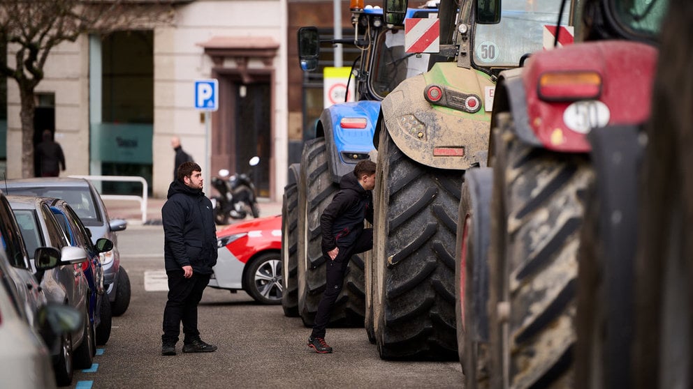 Un agricultor frente a un tractor en una nueva jornada de protestas y movilizaciones en Pamplona. PABLO LASAOSA