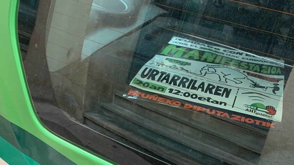 Carteles en vehículos municipales con propaganda política. UPN