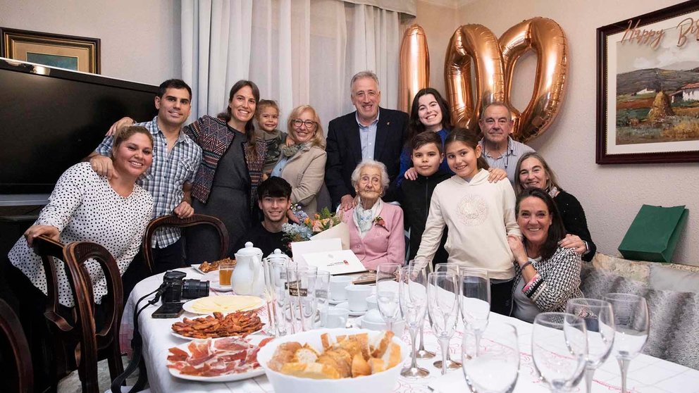 Silvestra Díez Roitegi en su cien cumpleaños. AYUNTAMIENTO DE PAMPLONA