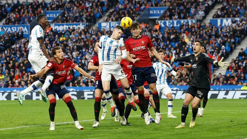 Ante Budimir disputa un balón en el partido entre la Real Sociedad y Osasuna. EFE/ Javier Etxezarreta