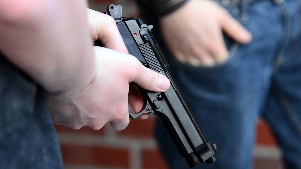 Imagen de archivo de una persona empuñando una pistola. ARCHIVO