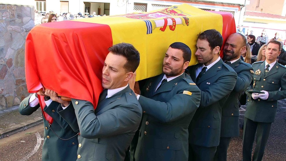 Varios guardias civiles portan el ataúd de su compañero David Pérez Carracedo, que falleció el pasado viernes junto a un compañero en el puerto de Barbate (Cádiz) cuando una narcolancha embistió a la embarcación en la que patrullaban, durante el entierro este lunes en la localidad leonesa de Nogarejas. EFE/ J. Casares