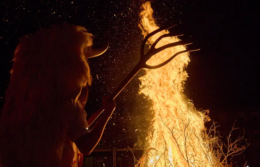 Los Momotxorros, niños y adultos, cubiertos de sangre de animal y ataviados con cuernos, pieles y su gran sarde de madera, recorren las calles de Alsasua al anochecer bailando y asustando a todo aquel que se cruce en su camino durante el carnaval rural de la localidad. IÑIGO ALZUGARAY