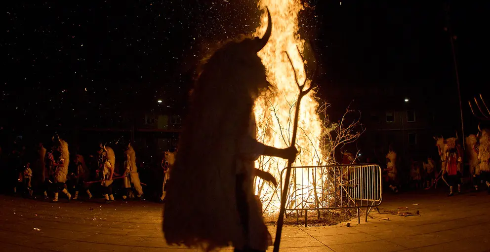 Los Momotxorros, niños y adultos, cubiertos de sangre de animal y ataviados con cuernos, pieles y su gran sarde de madera, recorren las calles de Alsasua al anochecer bailando y asustando a todo aquel que se cruce en su camino durante el carnaval rural de la localidad. IÑIGO ALZUGARAY