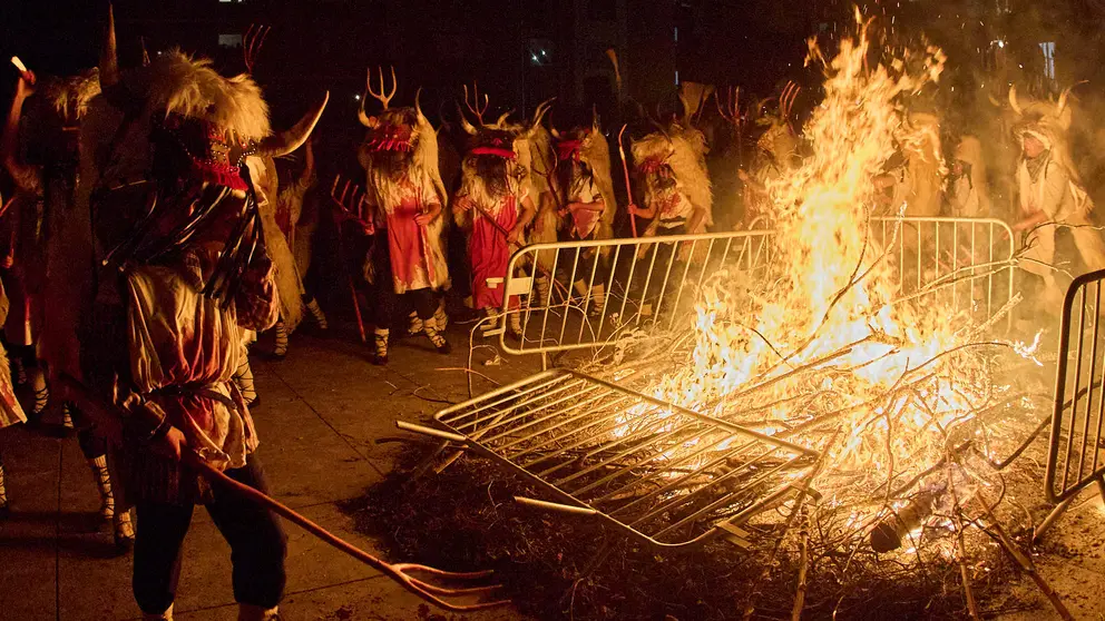 Los Momotxorros, niños y adultos, cubiertos de sangre de animal y ataviados con cuernos, pieles y su gran sarde de madera, recorren las calles de Alsasua al anochecer bailando y asustando a todo aquel que se cruce en su camino durante el carnaval rural de la localidad. IÑIGO ALZUGARAY