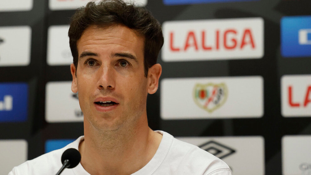 El nuevo entrenador del Rayo Vallecano, Íñigo Pérez en su presentación. EFE / MARISCAL