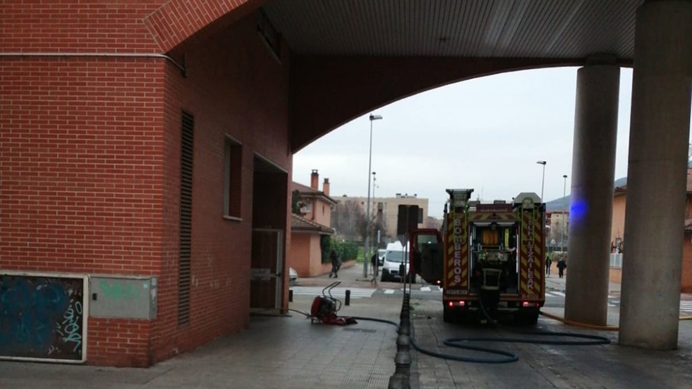 Imagen de los bomberos interviniendo en un incendio en Pamplona. BOMBEROS DE NAVARRA