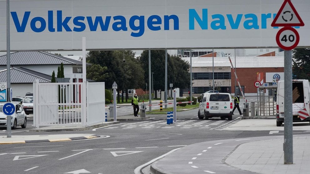 Vista de la puerta principal de la fábrica de Volkswagen Navarra. EDUARDO SANZ / EUROPA PRESS