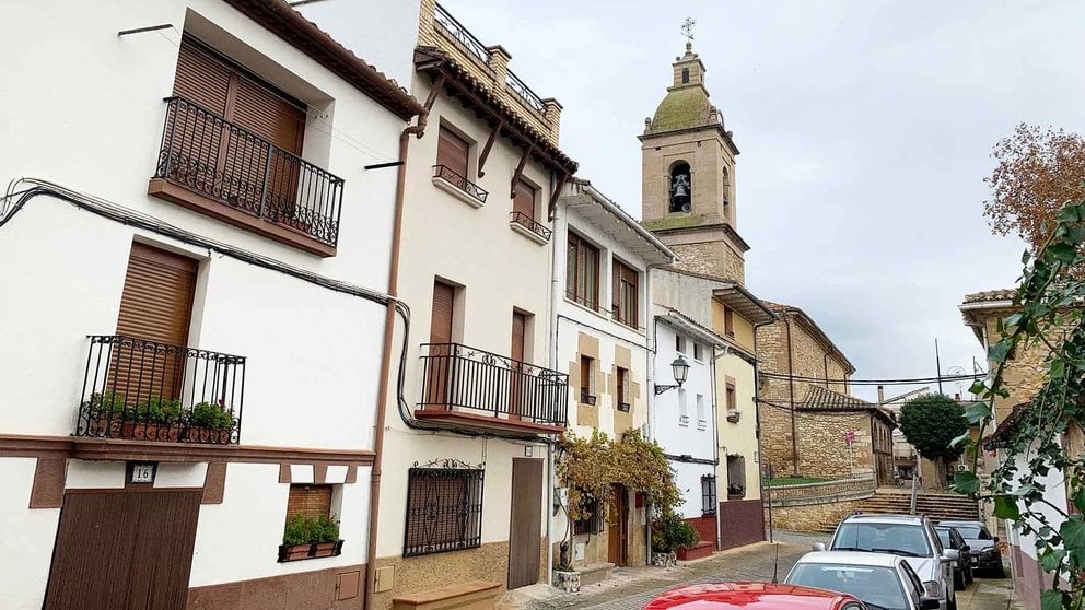 Calle de San Esteban con la iglesia del mismo nombre al fondo en la localidad de Murieta. Navarra.com