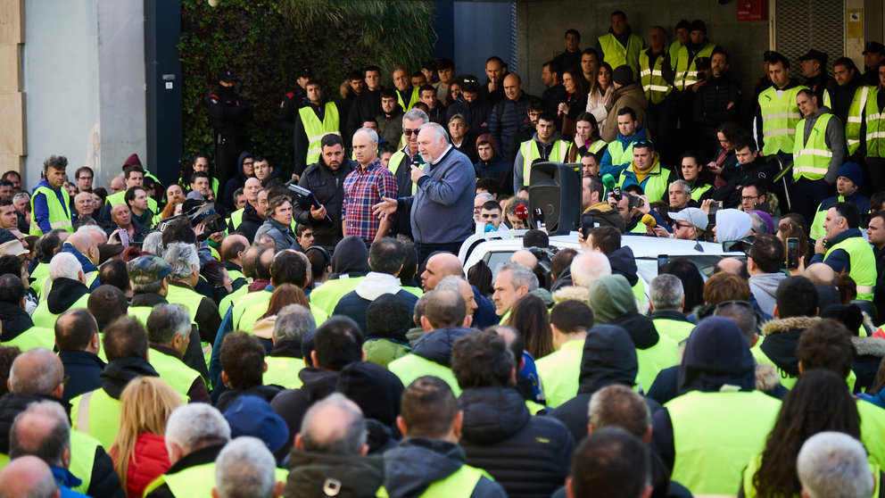 Los representantes de los agricultores informan a sus compañeros de la reunión con el Gobierno del Navarra a las puertas del Departamento de Desarrollo Rural y Medio Ambiente. IÑIGO ALZUGARAY