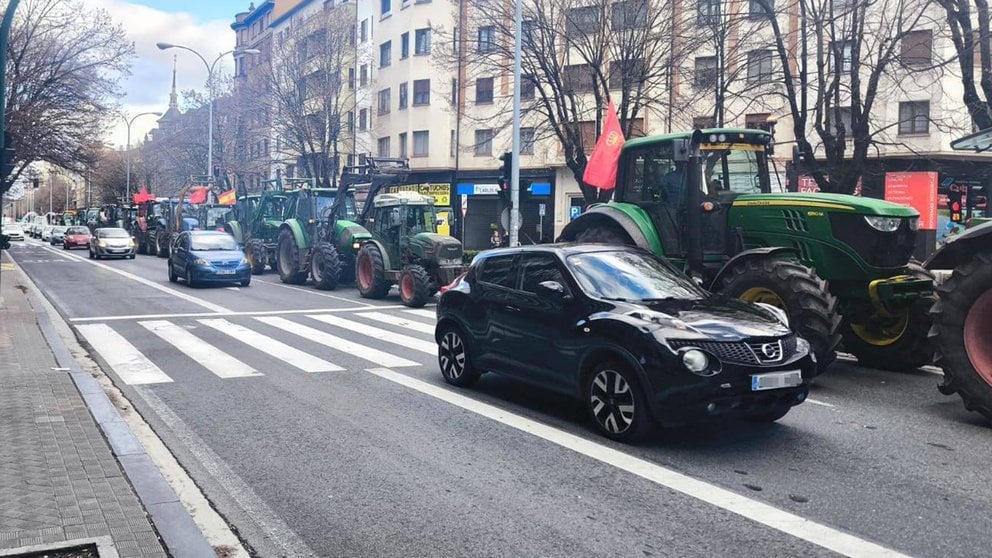 Tractores en la avenida de Baja Navarra tras la reunión con el Gobierno de Navarra. NAVARRA.COM