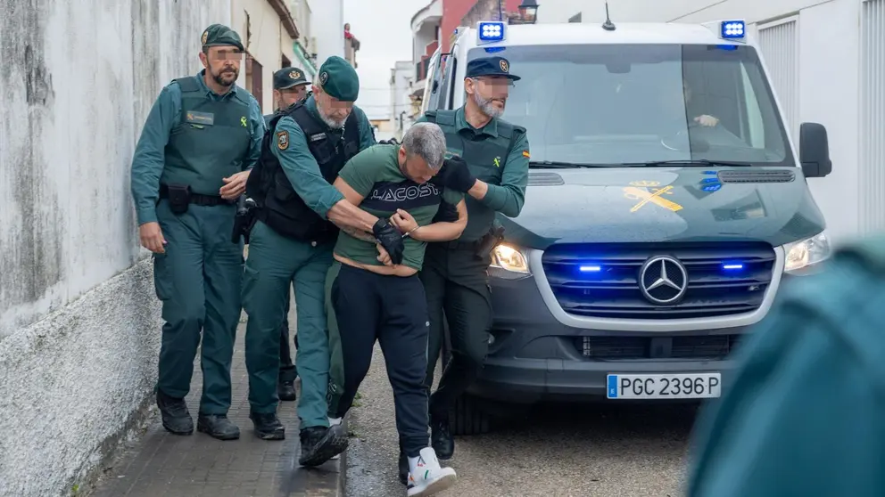 Uno de los ocho detenidos por la muerte de dos agentes de la Guardia Civil el pasado viernes en el puerto de Barbate entrando en el juzgado de Barbate el lunes para declarar ante la jueza. - Francisco J. Olmo - Europa Press