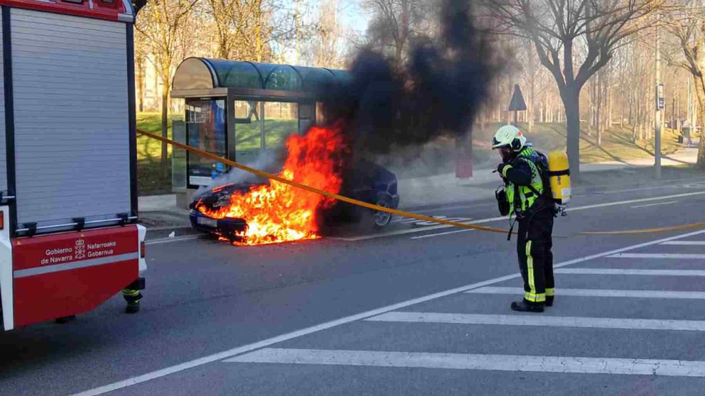 Efectivos de bomberos sofocan las llamas del coche en la calle Sadar de Pamplona. BOMBEROS DE NAVARRA