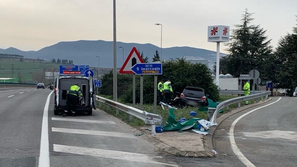 La Guardia Civil atiende un accidente de tráfico en Tajonar. GUARDIA CIVIL