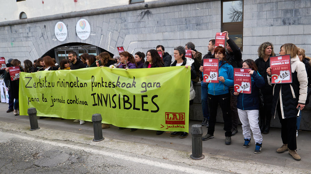 Trabajadoras de comedores escolares se concentran para protestar contra la jornada escolar continua. IÑIGO ALZUGARAY