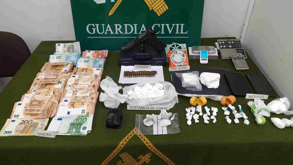 Dinero, droga y material de corte incautados por la Guardia Civil en San Adrián. GUARDIA CIVIL
