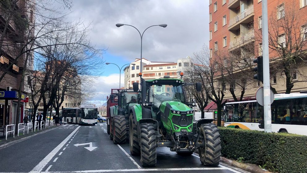 Los tractores en el centro de Pamplona. ÍÑIGO ALZUGARAY