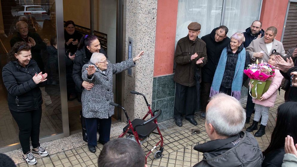 Homenaje a la centenaria Luisa Medina, que este lunes cumple 105 años en el barrio de San Jorge. AYUNTAMIENTO DE PAMPLONA