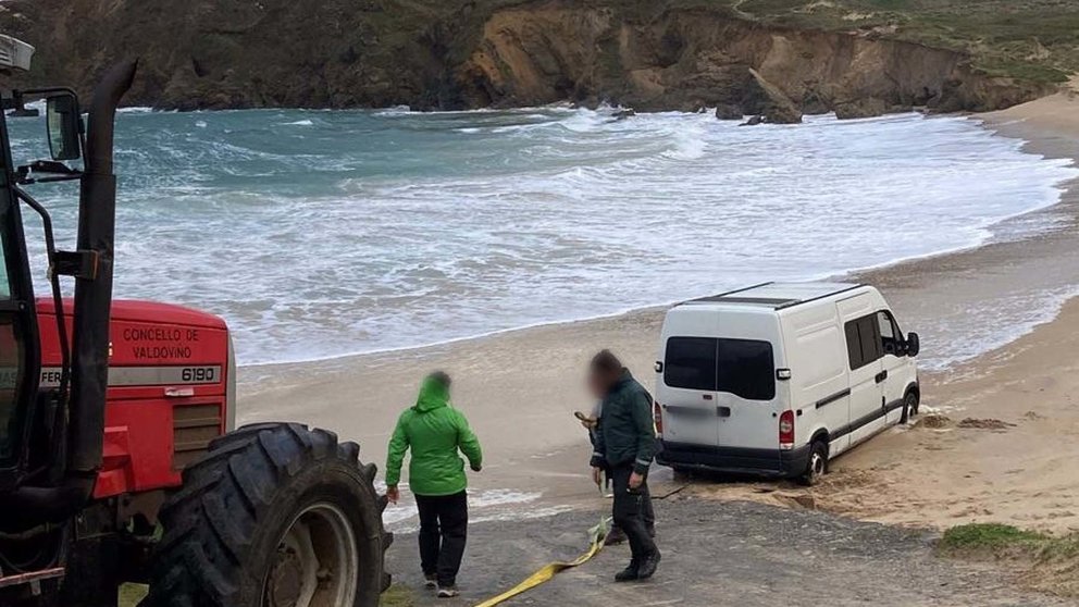 Una furgoneta acaba en el mar tras adentrarse su conductor, navarro, en la playa de Os Botes, en Valdoviño (A Coruña).

Una furgoneta acabó a media tarde de este domingo en el mar tras descender por la rampa de la playa de Os Botes, en la parroquia de Meirás, en el municipio de Valdoviño (A Coruña), luego de que su conductor, navarro, decidiera bajar a la arena en el vehículo. EP/CEDIDA