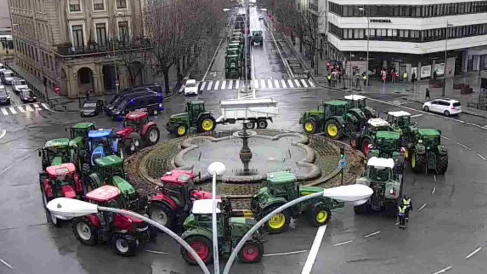Los tractores vuelven a colapsar el centro de Pamplona. EUROPA PRESS